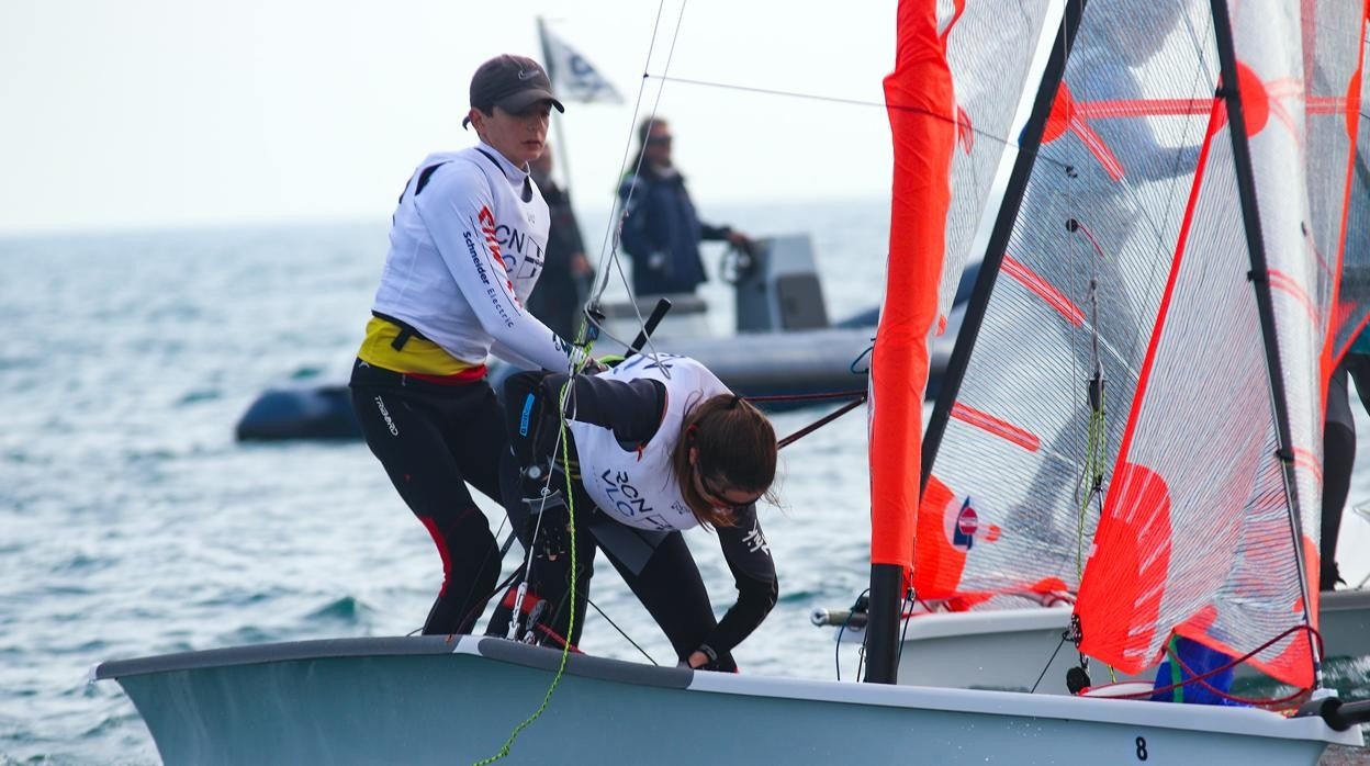 Paula e Isabel Laiseca toman el mando en la copa de España 29er