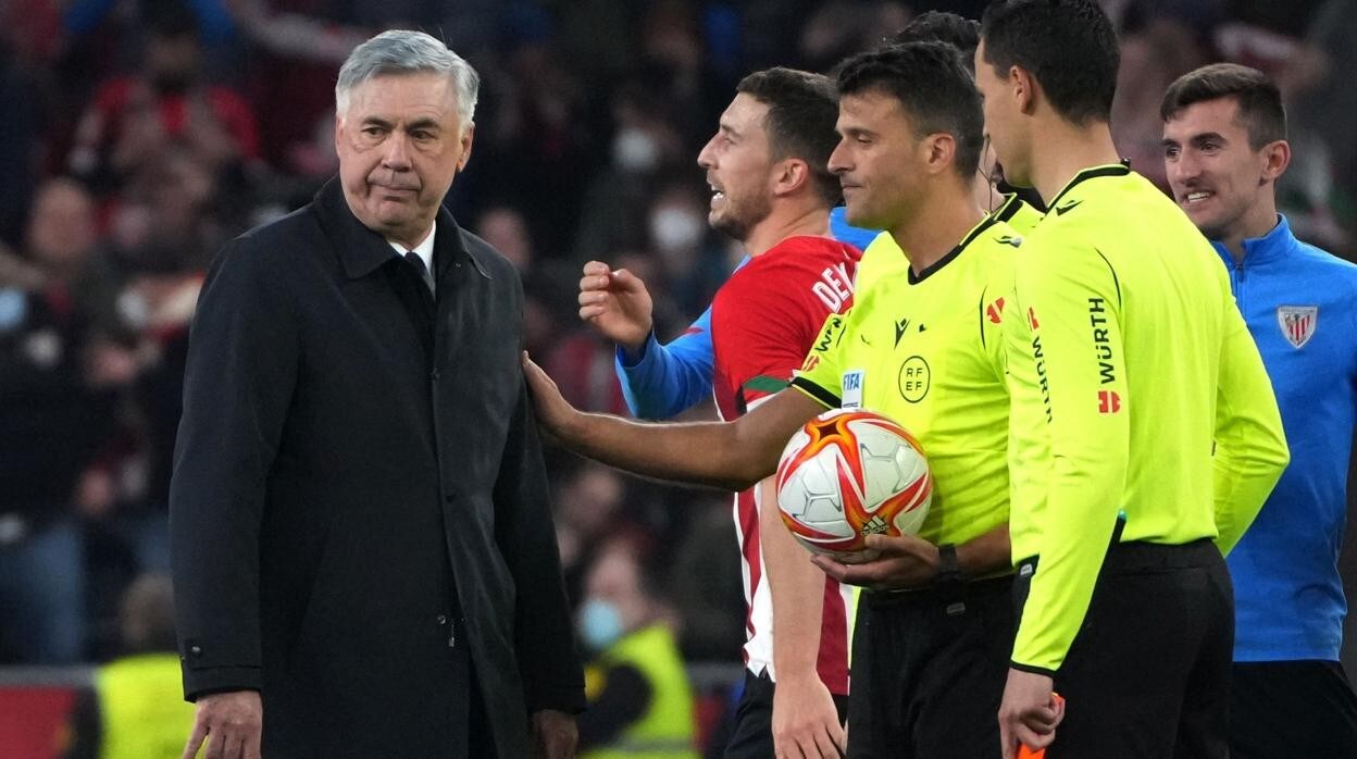 Ancelotti saluda a Gil Manzano tras caer eliminado en la Copa en San Mamés