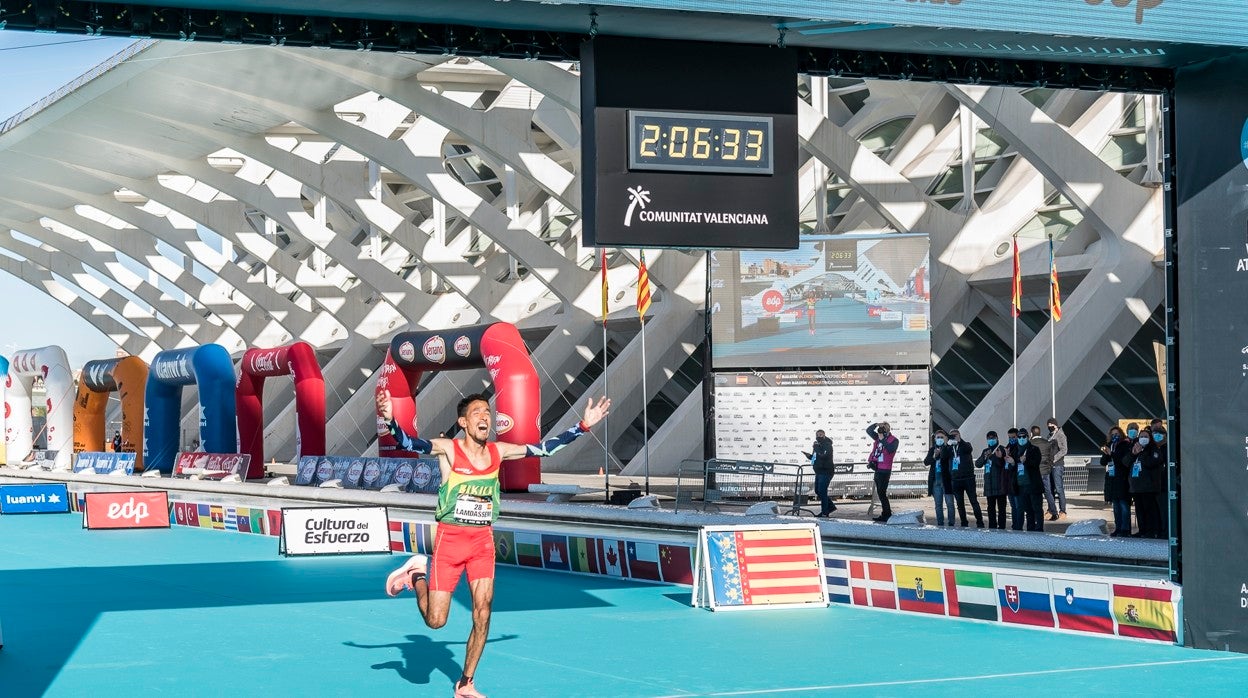 Lamdassem, logrando el récord nacional de maratón en Valencia en 2020