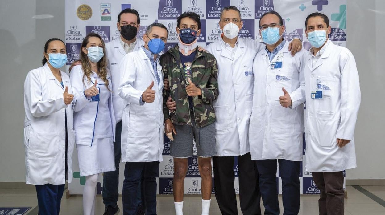 Egan Bernal, con el equipo médico que le ha tratado