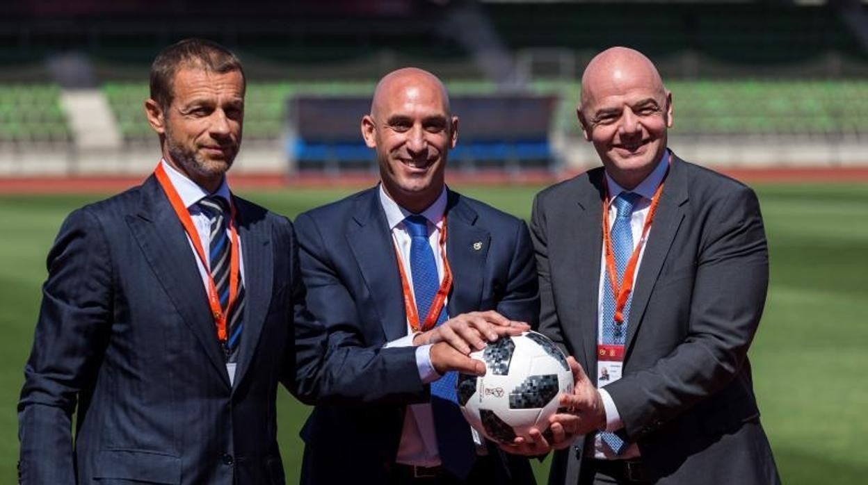 Ceferin, presidente de la UEFA, Rubiales, presidente de la RFEF, e Infantino, presidente de la FIFA