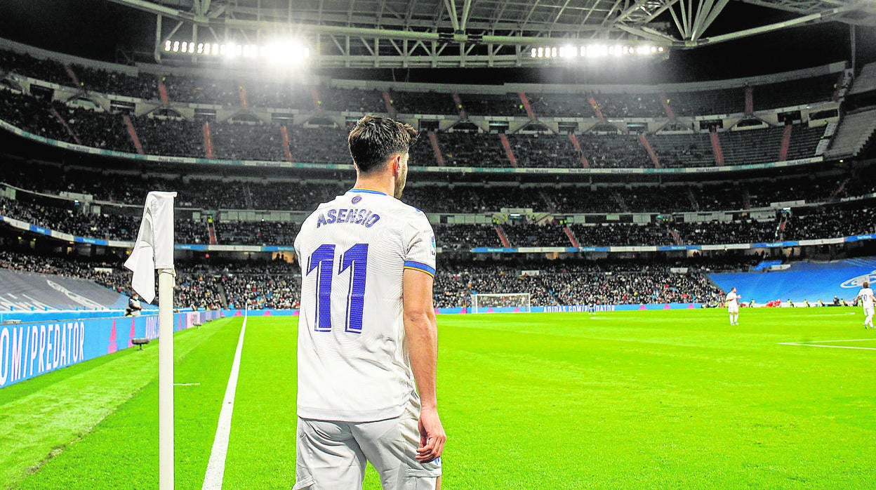 Asensio, en el partido ante el Granada, tras botar un saque de esquina, minutos antes de su gol