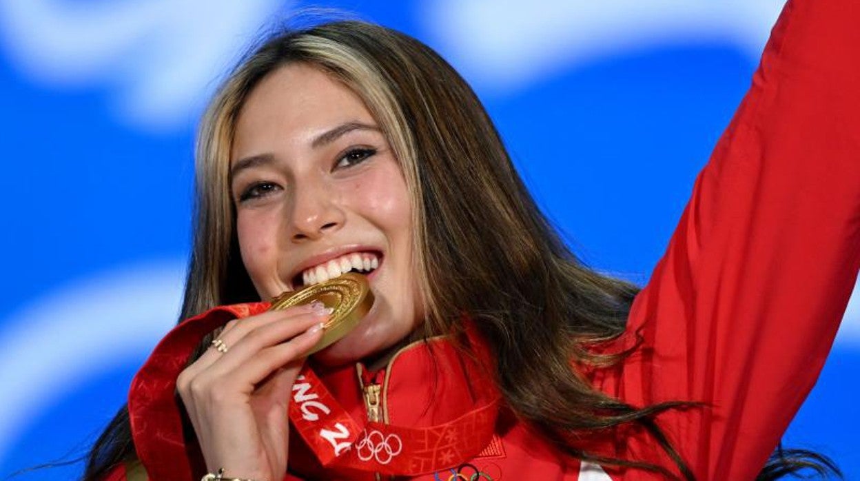 Eileen Gu celebra en el podio en su medalla de oro