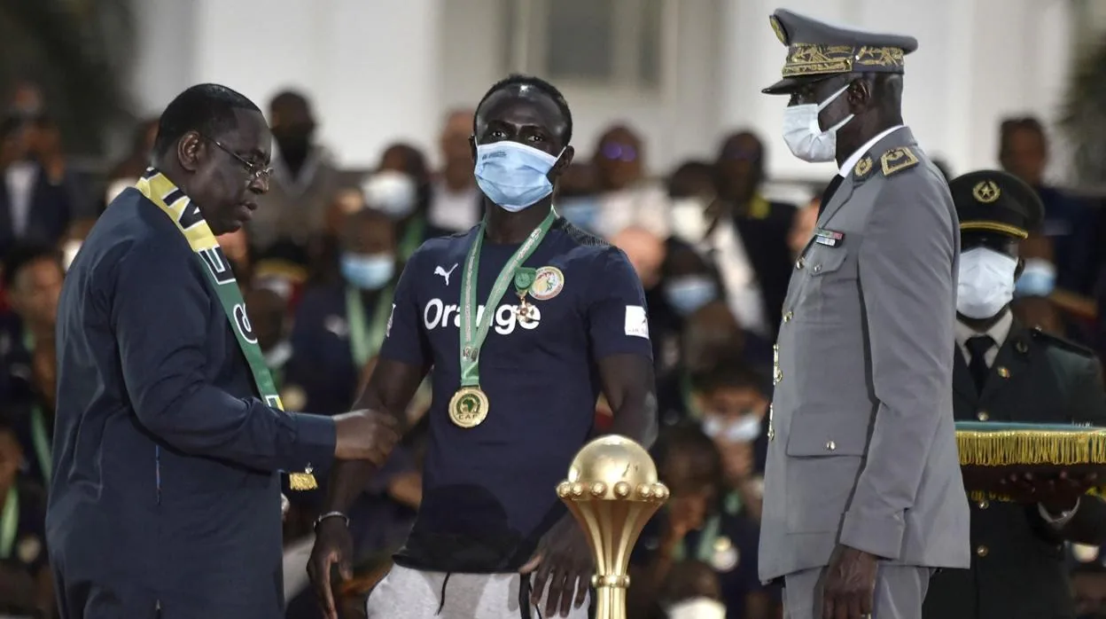 El presidente de Senegal, Macky Sall, condecora a Sadio Mané