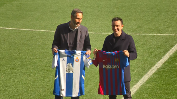 Cordial encuentro entre Xavi y Vicente Moreno antes del derbi