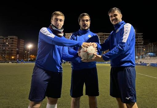 Víctor (19), Aarón (25) y Diego (26) posan en los Campos de Alfredo Cenarriaga