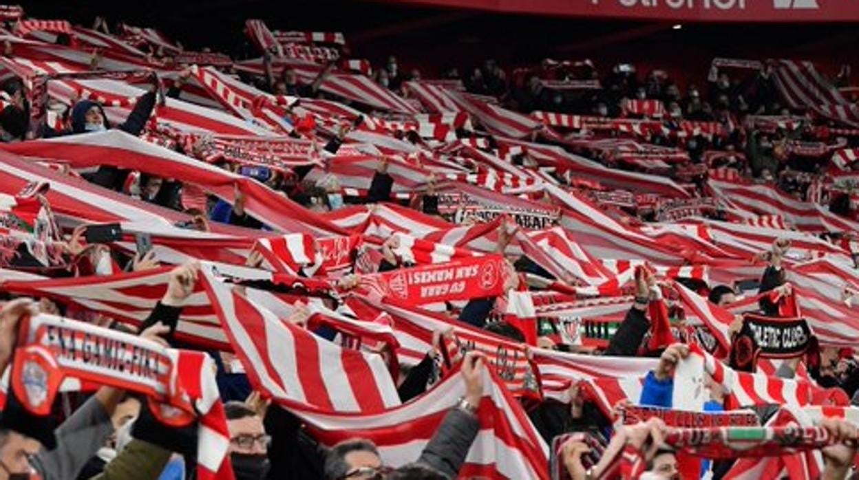 Aficionados del Athletic, durante un duelo en San Mamés