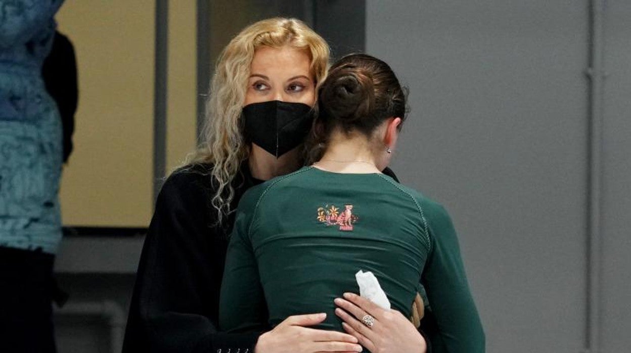 Etera Tutberidze consuela a Kamila Valieva durante un entrenamiento