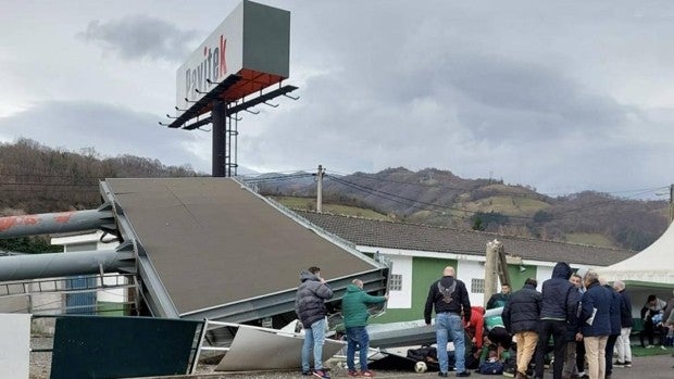 Un muerto al caerle una valla publicitaria y una torre de luz en el campo del Lenense