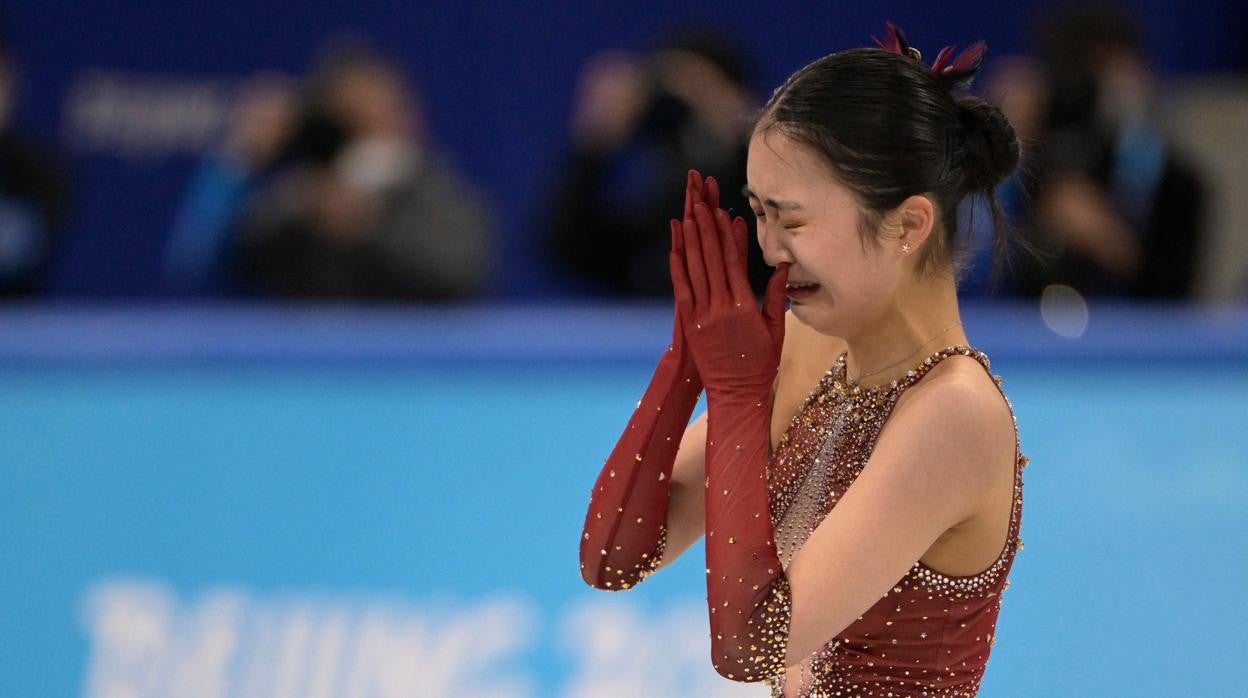 La china Zhu Yi llora tras caerse en una de las pruebas de patinaje