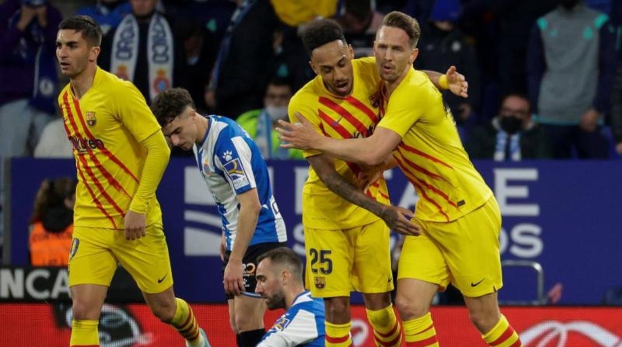 Aubameyang felicita a Luuk de Jong tras el gol del neerlandés