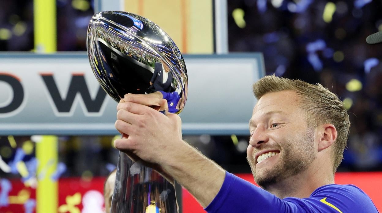 McVay, con el trofeo de la Super Bowl