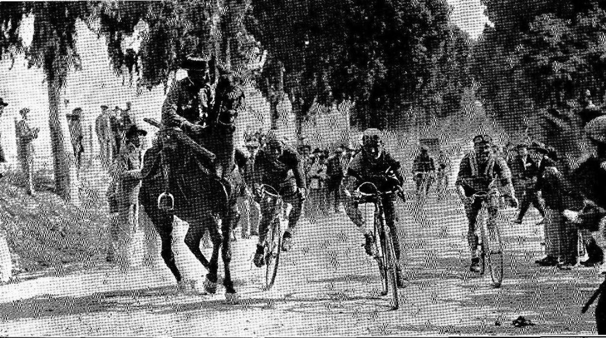 Un guardia civil a caballo en mitad de la carrera