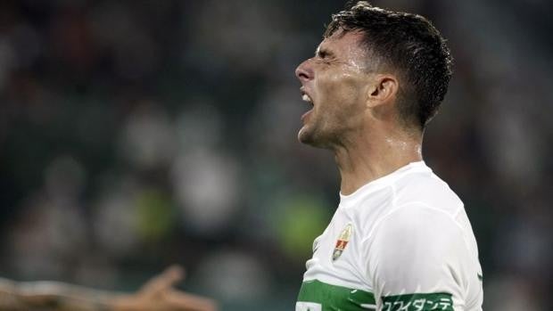 El Elche remonta al Rayo y se olvida del descenso