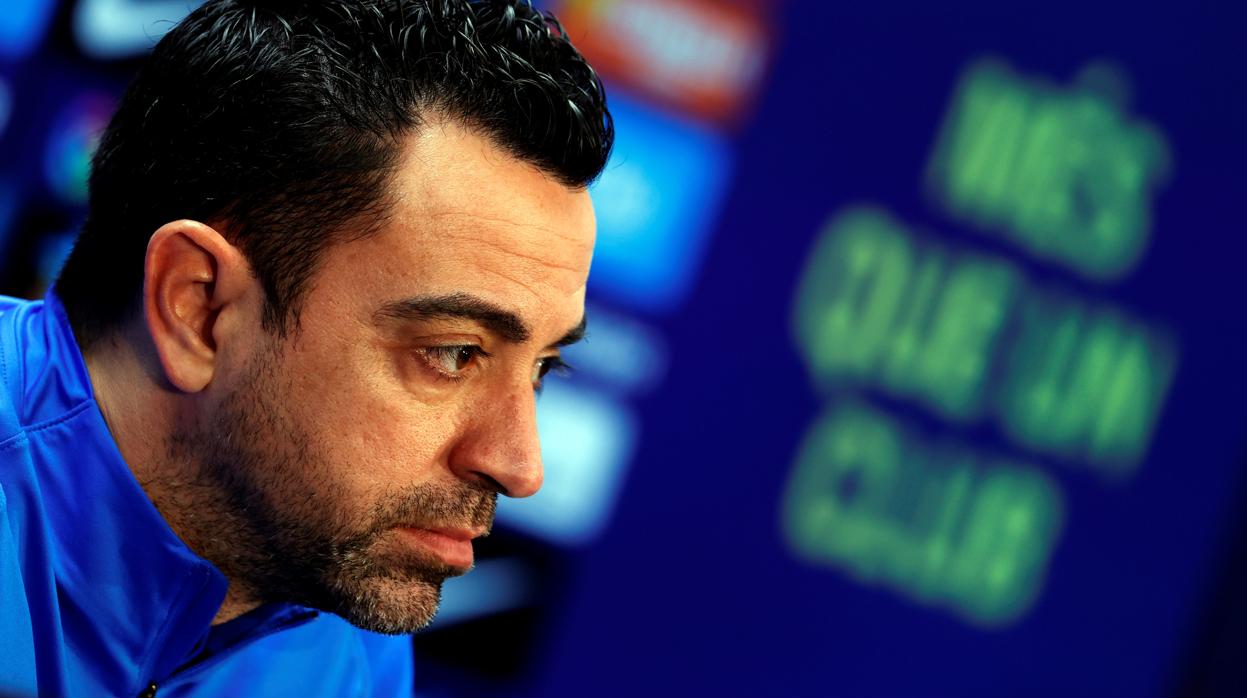 Xavi se dirige a la salida de la sala de prensa