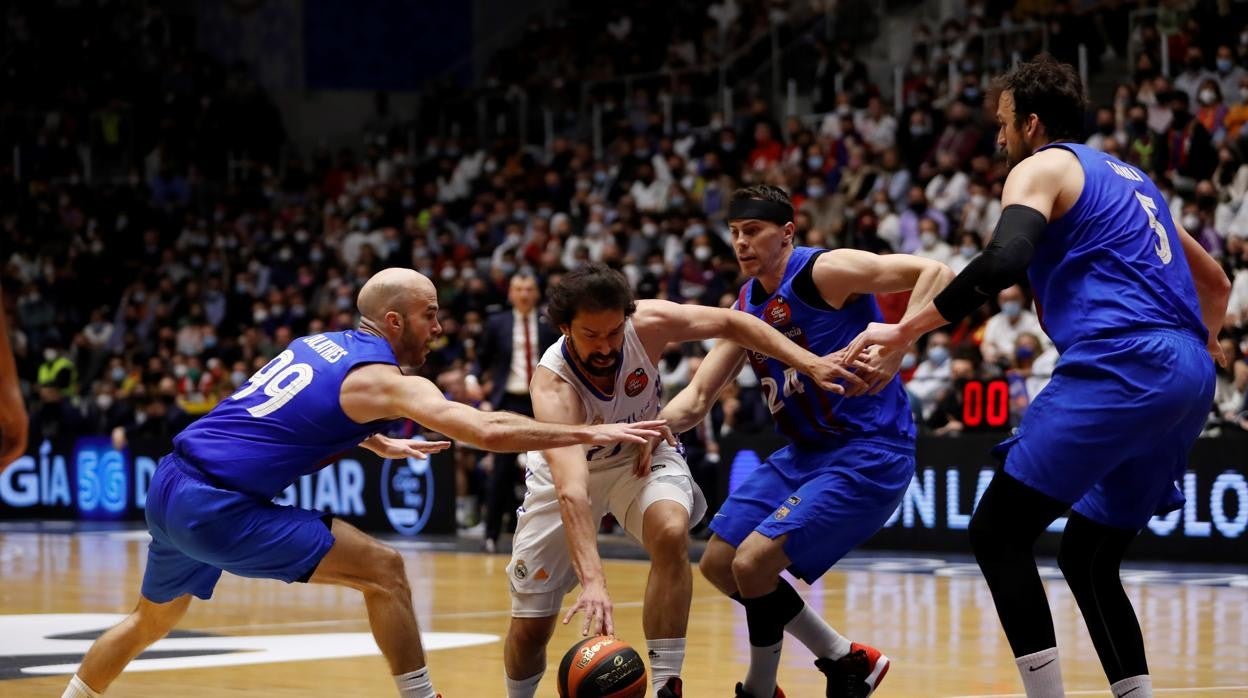 Llull, rodeado de jugadores del Barcelona durante la final