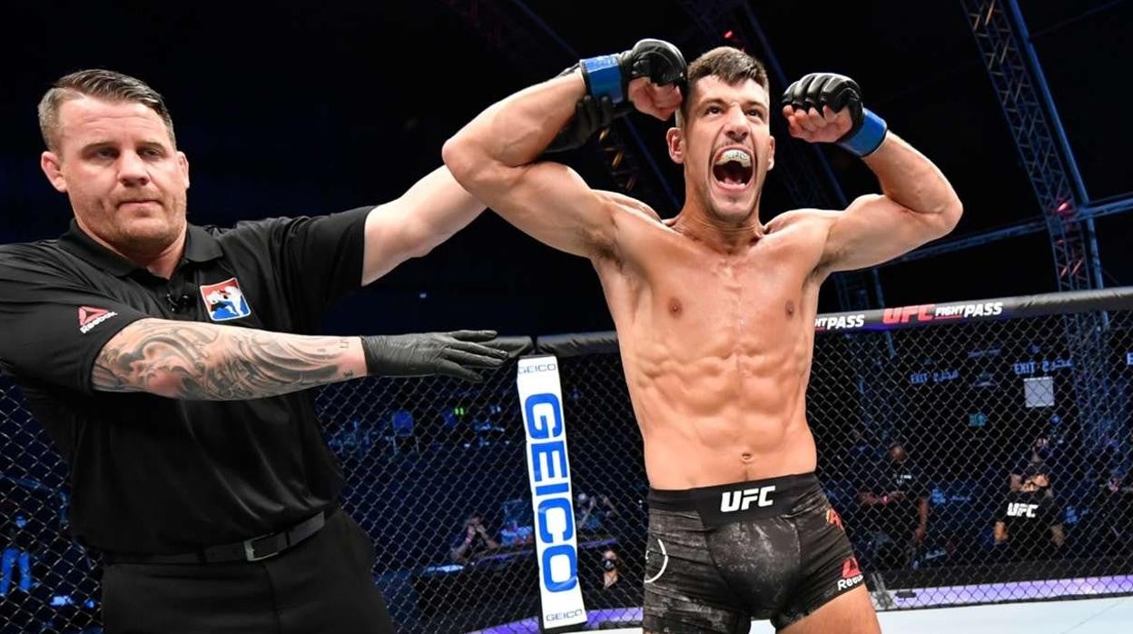 El asturiano Joel Álvarez celebra una victoria en UFC