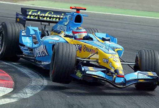 Alonso, con el coche con el que logró su primer título