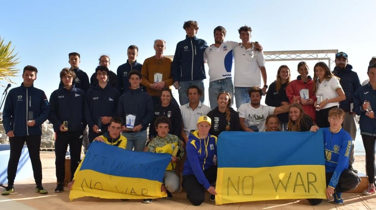 Los ganadores de la XVII Semana Olímpica Andaluza posan con banderas de Ucrania y en contra de la guerra.