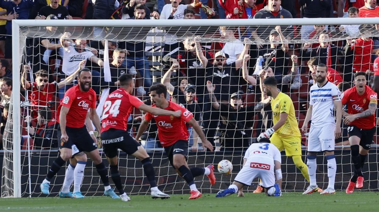 El Mallorca hunde al Alavés y sale del descenso