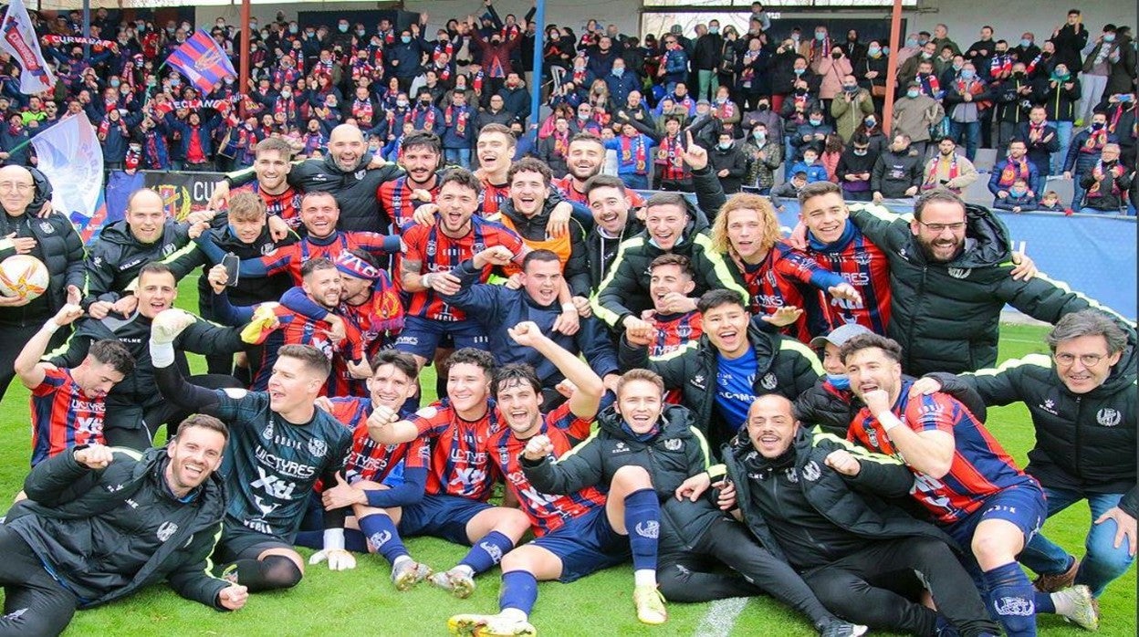 Los jugadores del Yeclano celebrando el ascenso