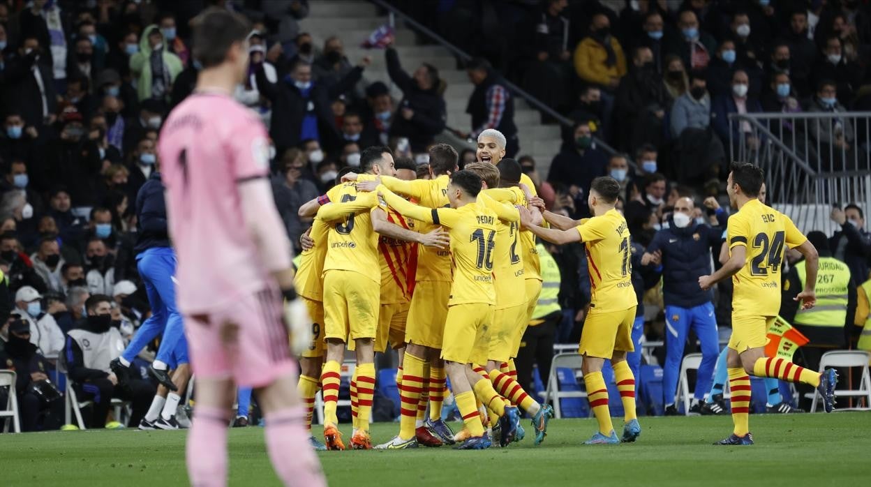 Los jugadores del Barcelona celebran uno de los goles de Aubameyang ante la desolación de Courtois