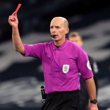 Dean, enseñando una roja