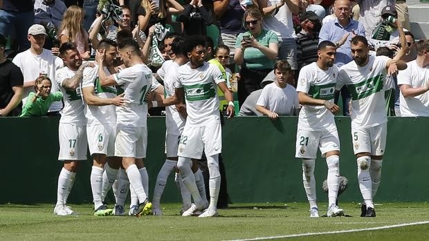 El Elche se aleja del descenso