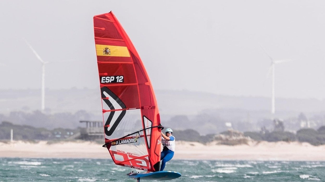 Pilar Lamadrid, compitiendo en las aguas de la bahía de Cádiz