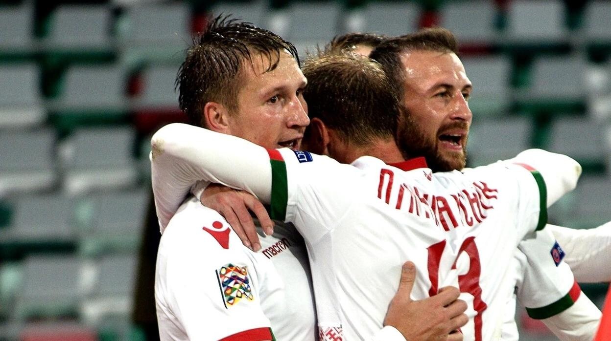 La selección de Bielorrusia celebra un gol