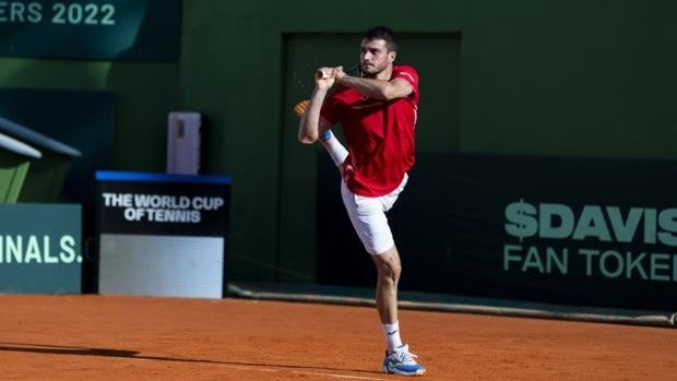 España cae en dobles y se encomienda a Bautista