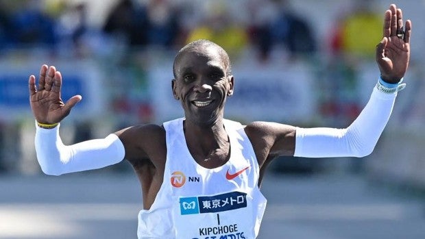 Kipchoge ensancha su leyenda en Tokio