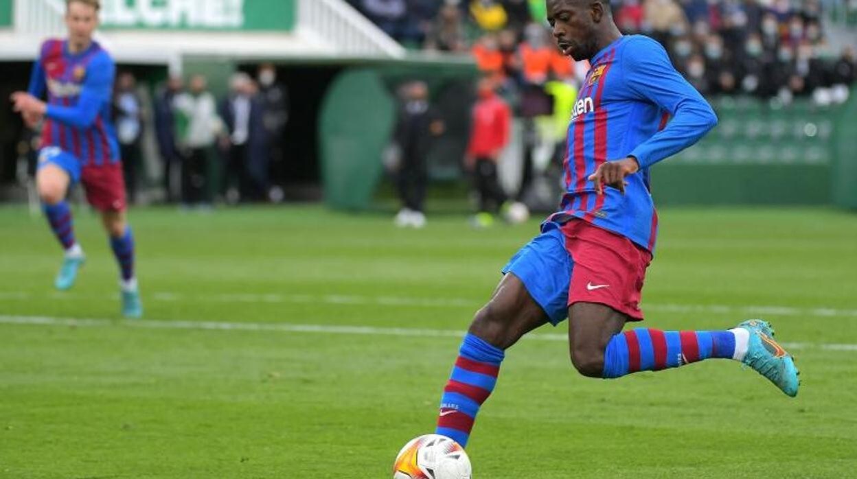 Ousmane Dembélé se dispone a centrar durante el partido ante el Elche