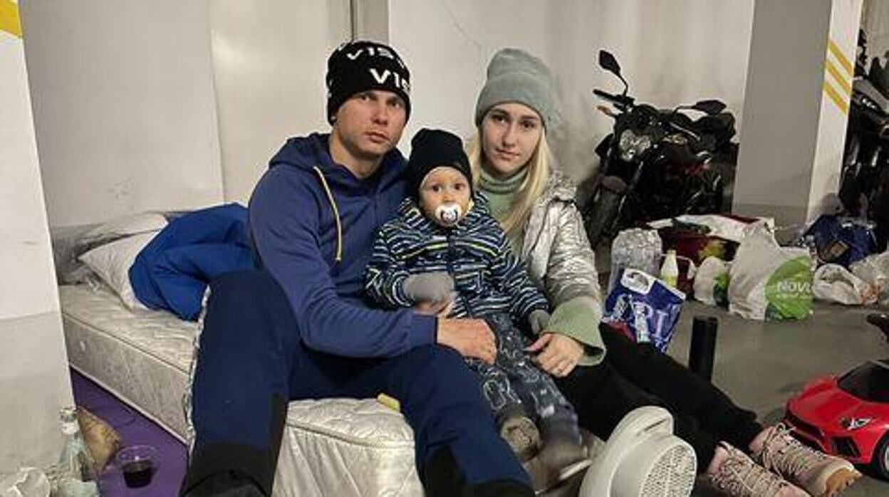 Abramenko, junto a su esposa y su hijo en un garaje utilizado como búnker