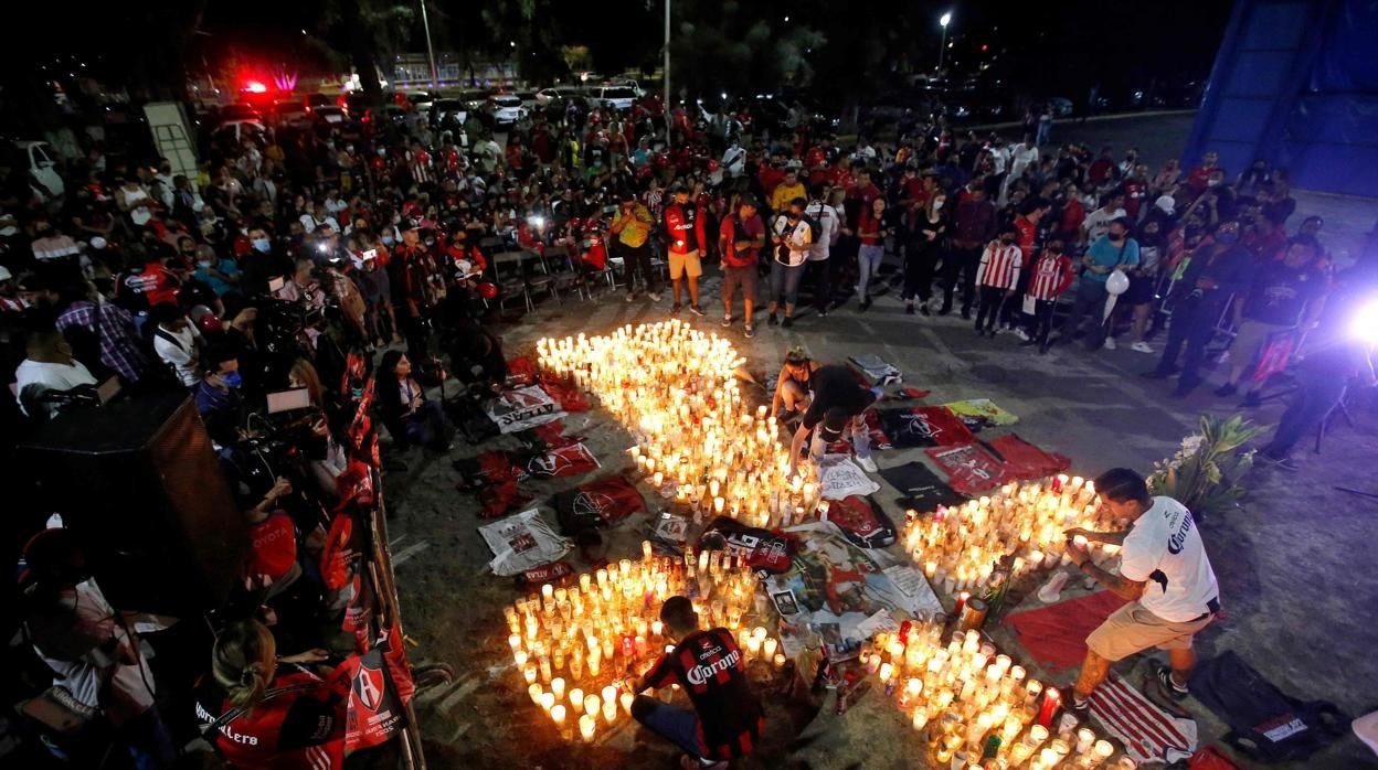 Altar en las inmediaciones del estadio del Querétaro, donde se produjo la pelea entre radicales