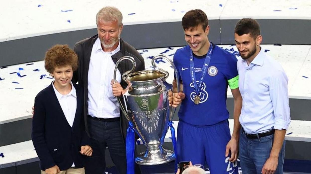 Azpilicueta posa con la Champions conquistada esta pasada temporada