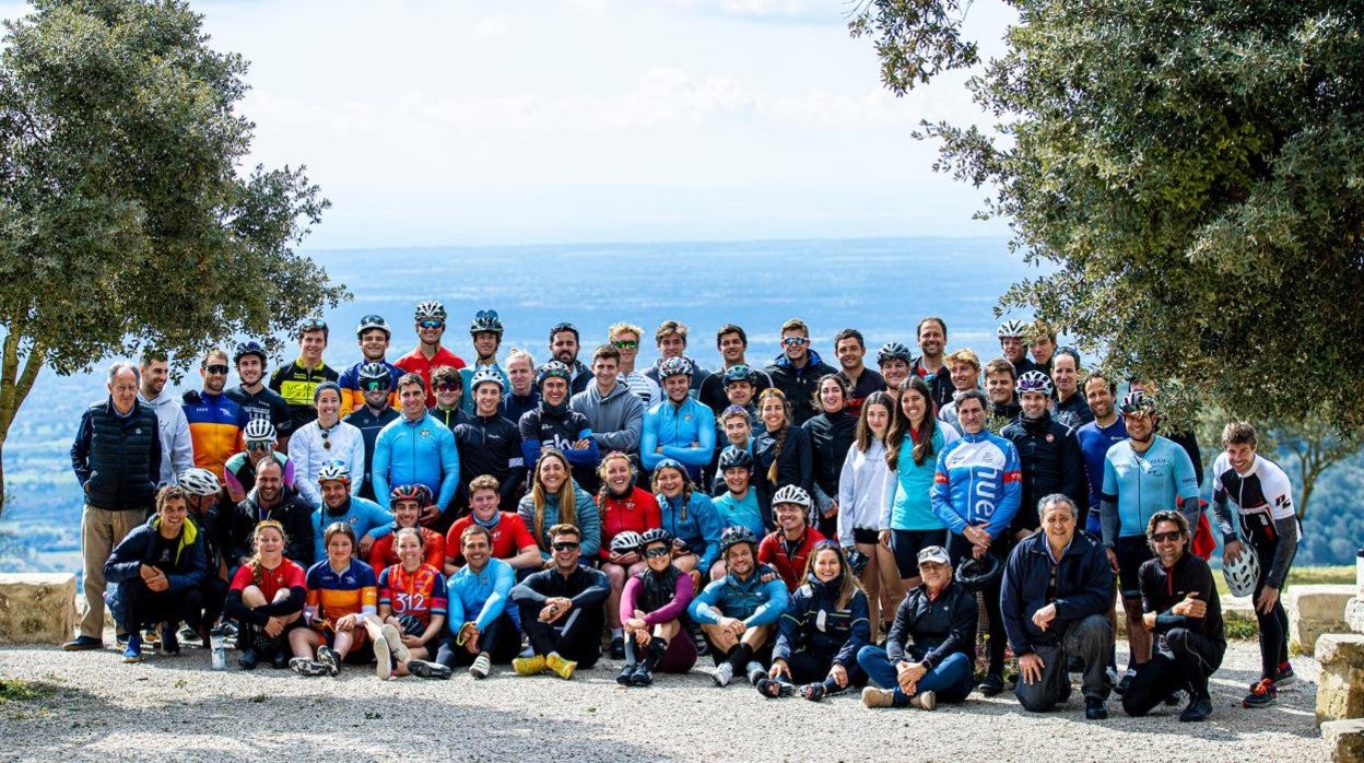 Regatistas y técnicos en la cima del Puig de Randa