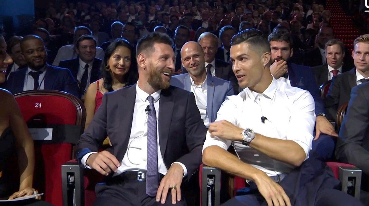 Messi y Ronaldo bromean en un acto de la UEFA