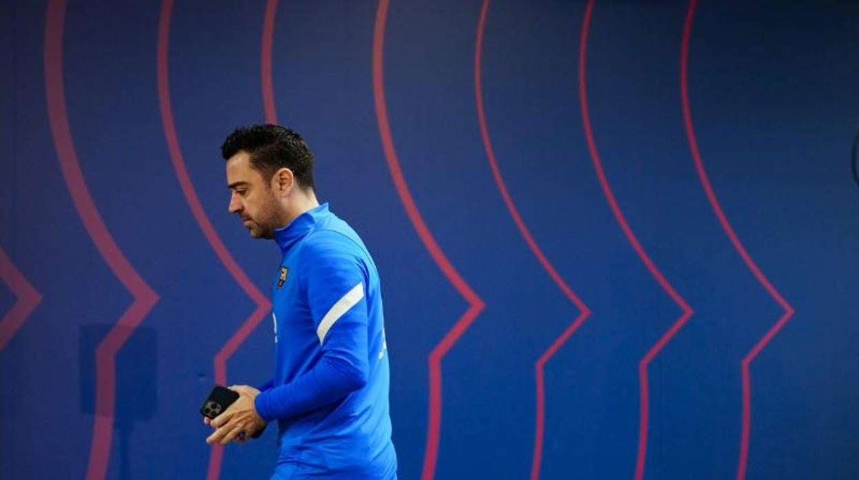 Xavi entra en la sala de prensa