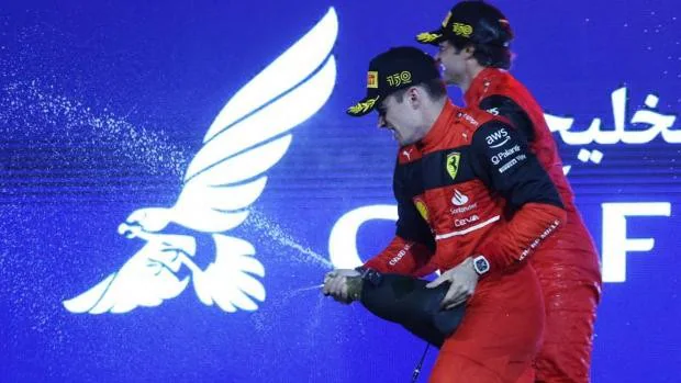 Detonación y doblete de Ferrari: Leclerc gana, Sainz segundo