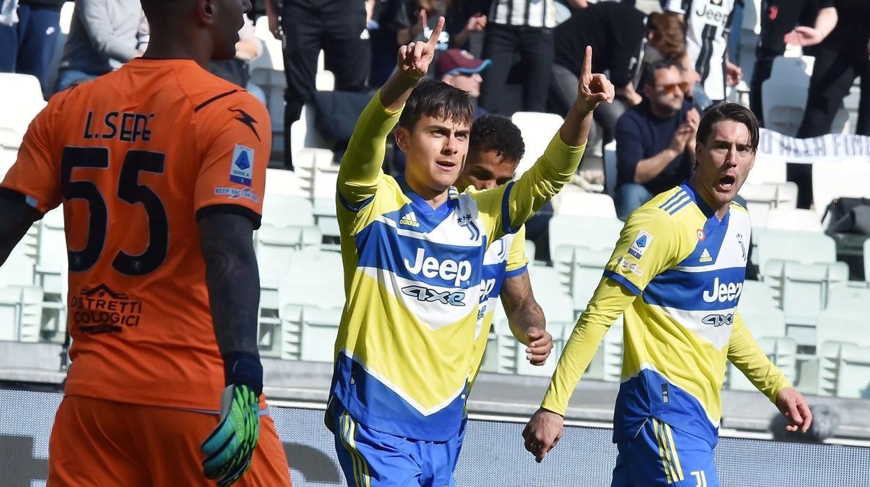 Dybala celebra un gol con la Juve ante la mirada de Vlahovic