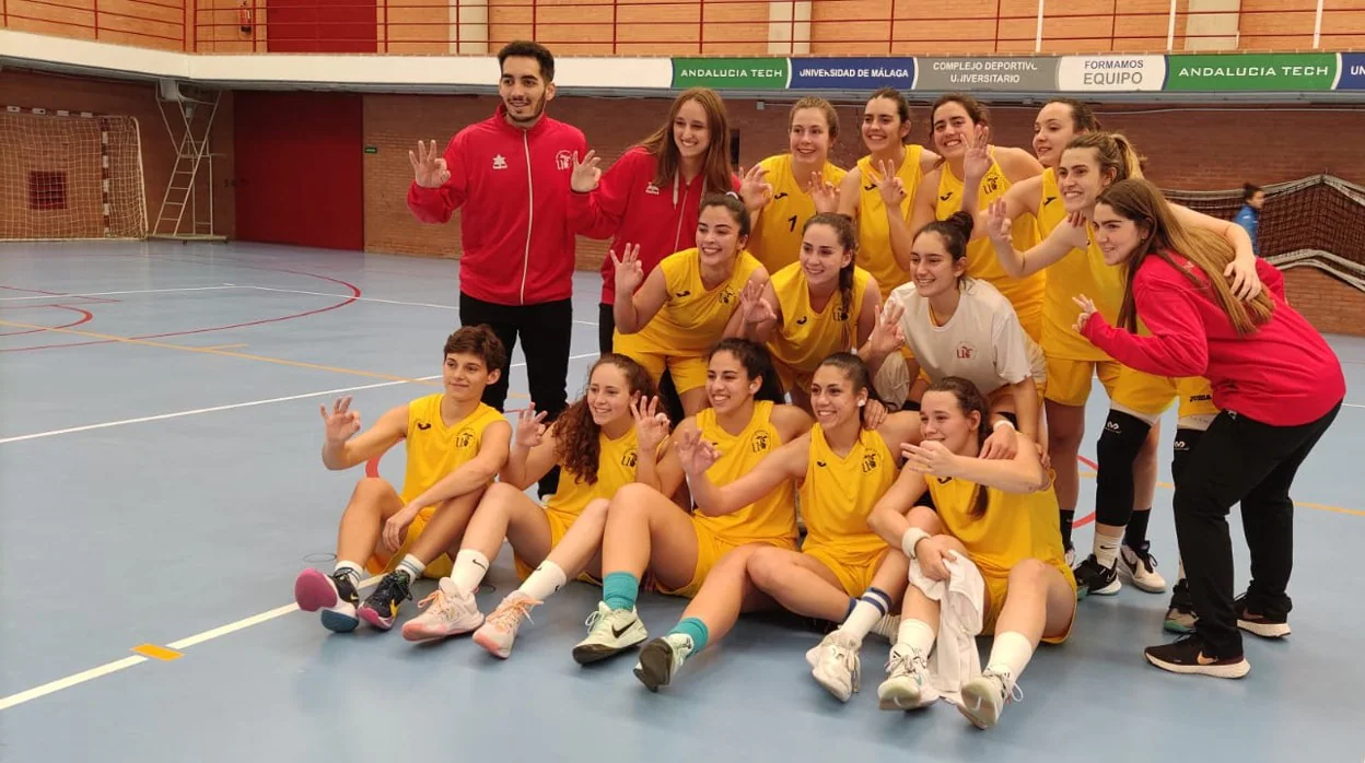 Las jugadoras y el cuerpo técnico de la Universidad de Sevilla celebran el triunfo en la final por el tercer y cuarto puesto a la Universidad de Cadiz