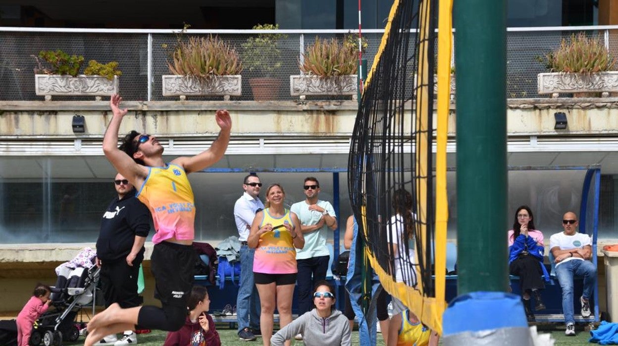 Lance de un partido de la liga de vóley playa Sportac Management