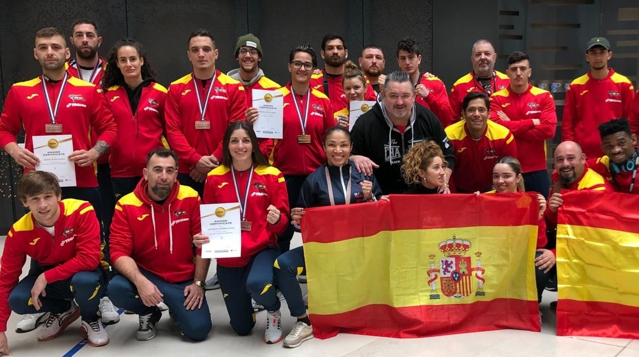 La delegación española posa con las medallas obtenidas