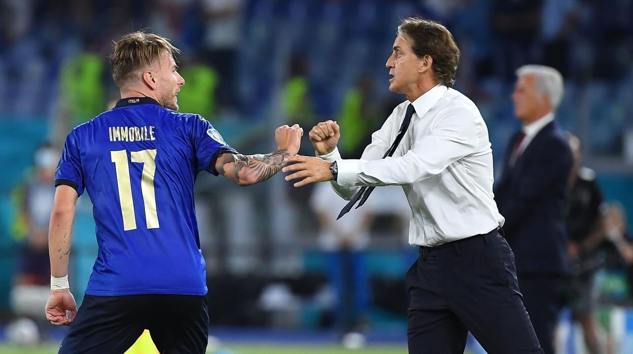 Mancini dialoga con Immobile durante un partido de la selección italiana