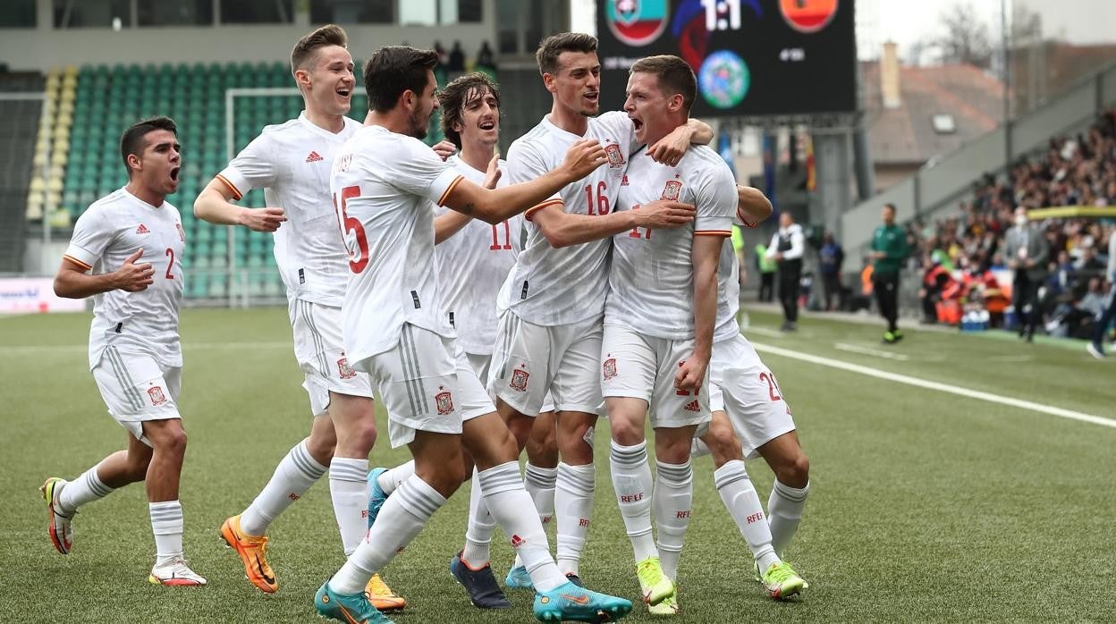 Los jugadores de la Sub21 celebran un gol