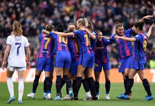 Las jugadoras del Barcelona celebran uno de los cinco goles