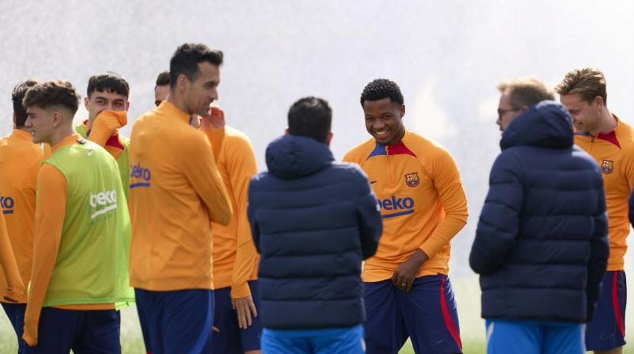 Xavi Hernández bromea con Ansu Fati durante el entrenamiento de este sábado