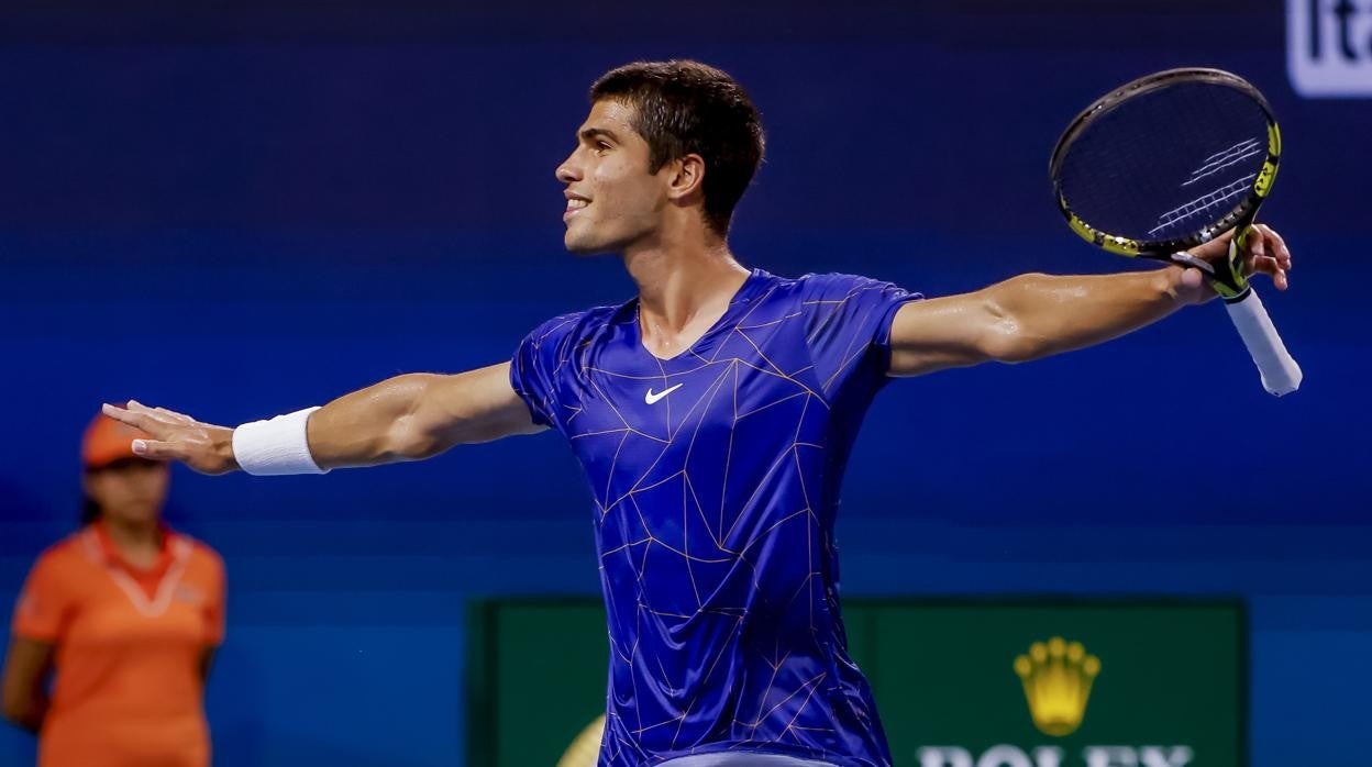 El tenista español Carlos Alcaraz celebrando su victoria en semifinales ante el polaco Hubert Hurkacz, vigente campeón del Masters 1000 de Miami