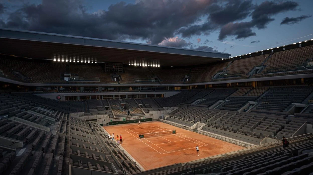 Una imagen nocturna del Estadio de Roland Garros, donde se instalará la pista de pádel